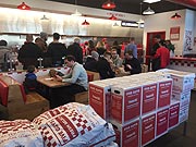 Five Guys Burgers & Fries - eröffnete in den Riem Arcaden (©Foto:Martin Schmitz)